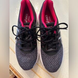 NWOB Running shoes women black/pink Asics
Gel Exalt 4 . Size 9